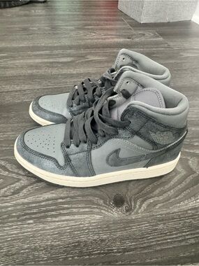 Nike Womens Sz 5 Air Jordan 1
Mid SE Gray Distressed Smoke NO BOX